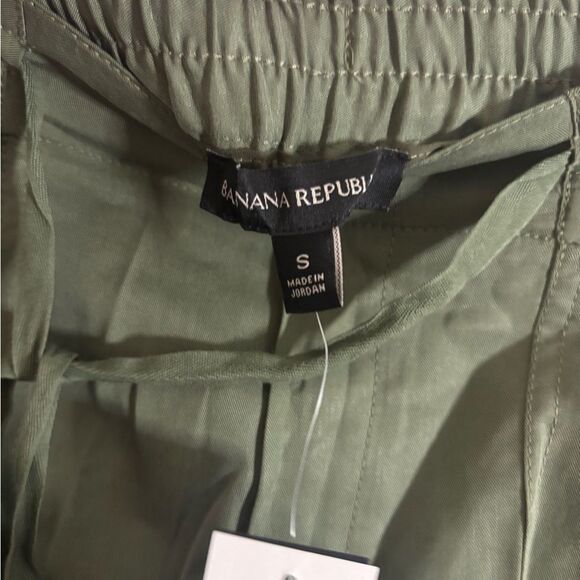Banana Republic women’s Sage Green satin Pants size small NWT - Picture 2 of 4